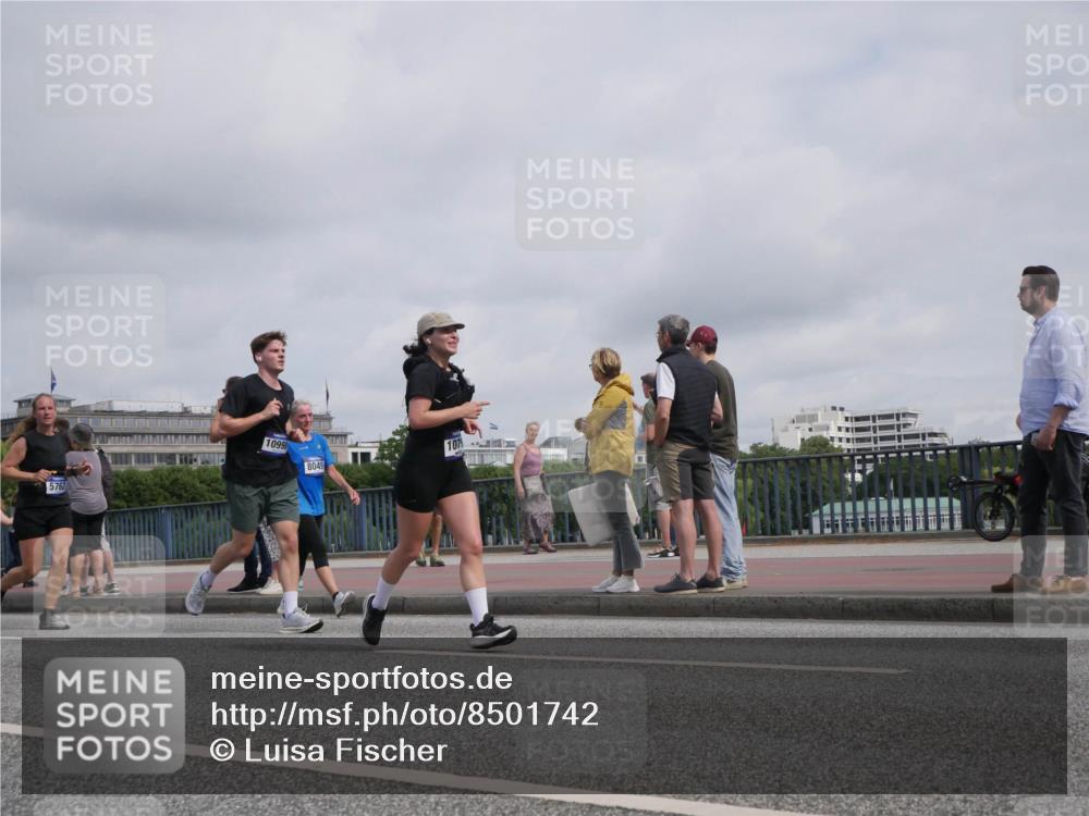 29.06.2025 - hella hamburg halbmarathon Luisa Fischer http://msf.ph/oto/8501742 29.06.2025 10:08:58 Kennedybrücke 5762, 10998, 8049, 107, 1229, 1842, 5762, 7302, 8049, 8894, 9477, 9917, 10343, 10791 meine-sportfotos.de