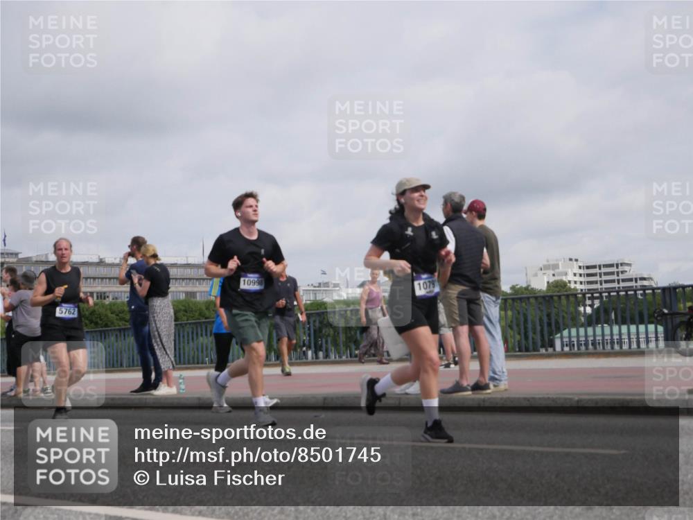 29.06.2025 - hella hamburg halbmarathon Luisa Fischer http://msf.ph/oto/8501745 29.06.2025 10:08:59 Kennedybrücke 5762, 10998, 1079, 1229, 1842, 5762, 7302, 8049, 8894, 9477, 9917, 10343, 10791 meine-sportfotos.de