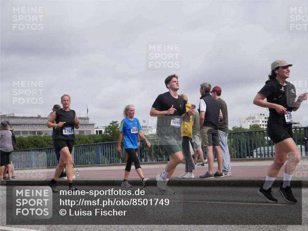 29.06.2025 - hella hamburg halbmarathon Luisa Fischer http://msf.ph/oto/8501749 29.06.2025 10:08:59 Kennedybrücke 5762, 8049, 1099, 10, 1229, 1842, 5762, 7302, 8049, 8894, 9477, 9917, 10343, 10791 meine-sportfotos.de