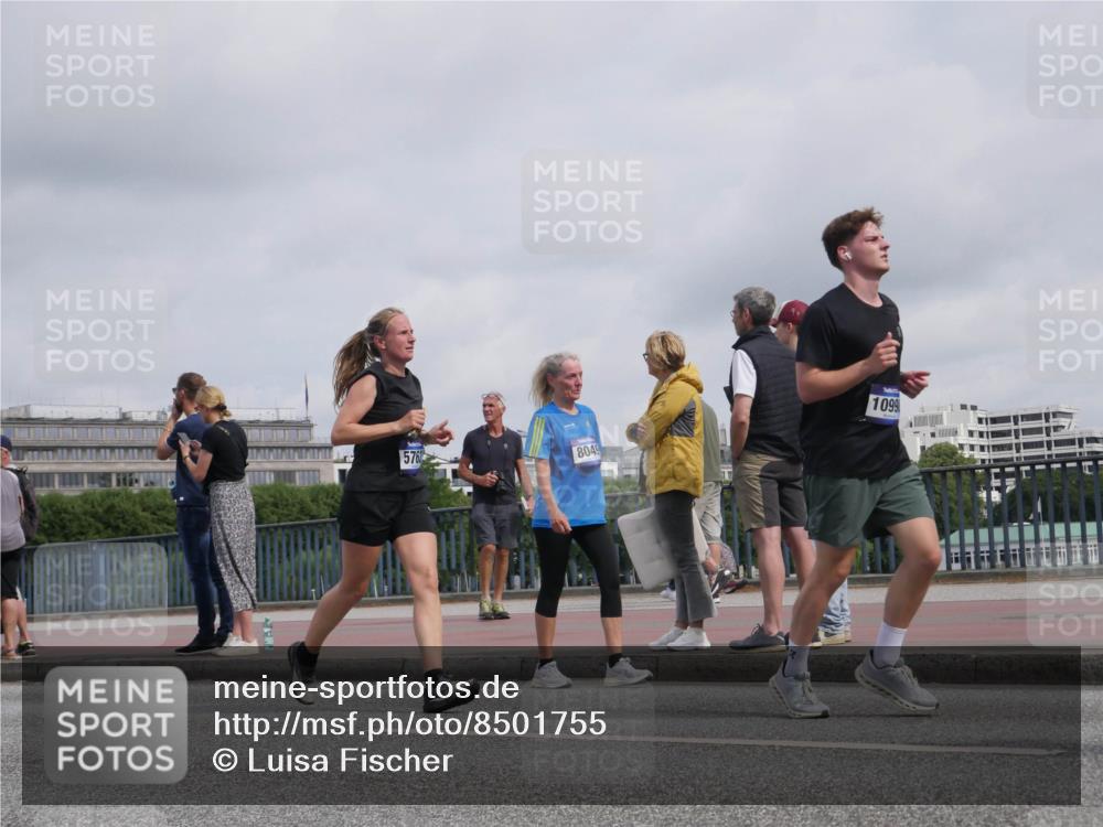 29.06.2025 - hella hamburg halbmarathon Luisa Fischer http://msf.ph/oto/8501755 29.06.2025 10:09:00 Kennedybrücke 576, 8049, 1099, 1229, 1842, 5762, 7302, 8049, 8894, 8909, 9477, 9917, 10343, 10791 meine-sportfotos.de
