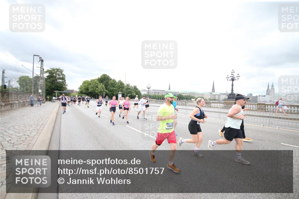 29.06.2025 - hella hamburg halbmarathon Jannik Wohlers http://msf.ph/oto/8501757 29.06.2025 10:58:06 Lombardsbrücke 1326, 1646, 1845, 2449, 3540, 3868, 5159, 5655, 5732, 5988, 6010, 6927, 7617, 7870, 7933, 8592, 8701, 9123, 9225, 9239, 9563, 9636, 9889, 9960, 10473, 10498, 11708, 12023, 12024, 12310, 12433, 12968, 13355, 13356, 13547, 13784, 13855, 14584, 14935, 15926, 16104, 16408, 16561, 16878, 16906, 16998, 17036, 17164, 17165, 17227, 17228, 17480, 18822, 19183 meine-sportfotos.de