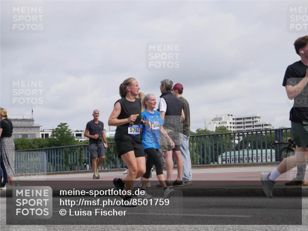 29.06.2025 - hella hamburg halbmarathon Luisa Fischer http://msf.ph/oto/8501759 29.06.2025 10:09:00 Kennedybrücke 8049, 5762, 1229, 1842, 5762, 7302, 8049, 8894, 8909, 9477, 9917, 10343, 10791 meine-sportfotos.de