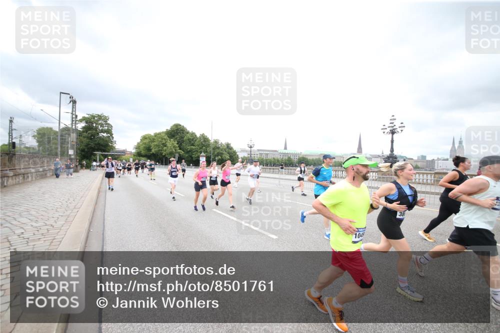 29.06.2025 - hella hamburg halbmarathon Jannik Wohlers http://msf.ph/oto/8501761 29.06.2025 10:58:06 Lombardsbrücke 1326, 1646, 1845, 2449, 3540, 3868, 5159, 5655, 5732, 5988, 6010, 6927, 7617, 7870, 7933, 8592, 8701, 9123, 9225, 9239, 9563, 9636, 9889, 9960, 10473, 10498, 11708, 12023, 12024, 12310, 12433, 12968, 13355, 13356, 13547, 13784, 13855, 14584, 14935, 15926, 16104, 16408, 16561, 16878, 16906, 16998, 17036, 17164, 17165, 17227, 17228, 17480, 18822, 19183 meine-sportfotos.de
