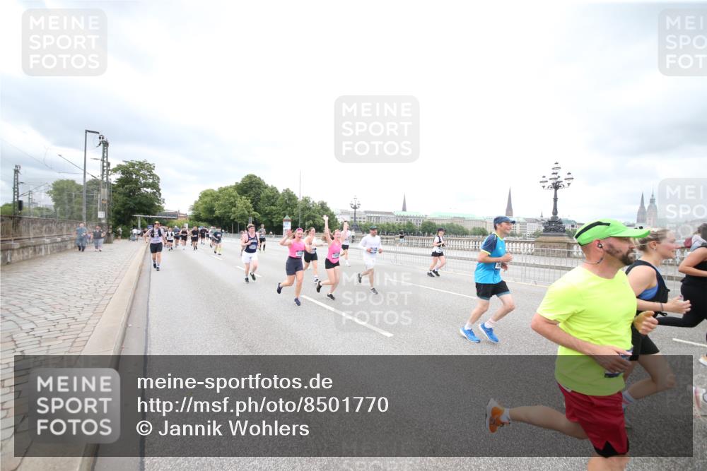 29.06.2025 - hella hamburg halbmarathon Jannik Wohlers http://msf.ph/oto/8501770 29.06.2025 10:58:06 Lombardsbrücke 1326, 1646, 1845, 2449, 3540, 3868, 5159, 5655, 5732, 5988, 6010, 6927, 7617, 7870, 7933, 8592, 8701, 9123, 9225, 9239, 9563, 9636, 9889, 9960, 10473, 10498, 11708, 12023, 12024, 12310, 12433, 12968, 13355, 13356, 13547, 13784, 13855, 14584, 14935, 15926, 16104, 16408, 16561, 16878, 16906, 16998, 17036, 17164, 17165, 17227, 17228, 17480, 18822, 19183 meine-sportfotos.de