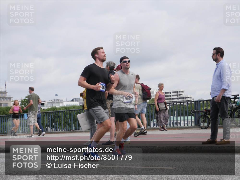 29.06.2025 - hella hamburg halbmarathon Luisa Fischer http://msf.ph/oto/8501779 29.06.2025 10:09:03 Kennedybrücke 3894, 9477, 1229, 1842, 5762, 8049, 8894, 8909, 9477, 9917 meine-sportfotos.de