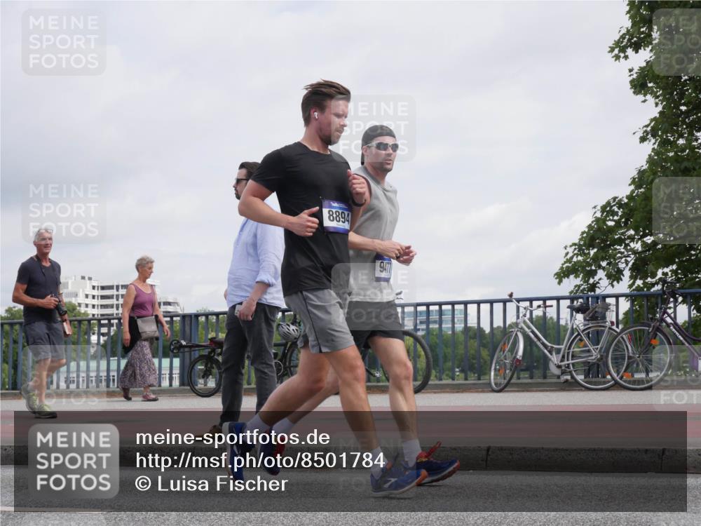 29.06.2025 - hella hamburg halbmarathon Luisa Fischer http://msf.ph/oto/8501784 29.06.2025 10:09:04 Kennedybrücke 8894, 9477, 1229, 1842, 4169, 8049, 8894, 8909, 9477, 9917 meine-sportfotos.de
