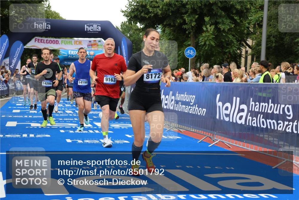 29.06.2025 - hella hamburg halbmarathon Strokosch-Dieckow http://msf.ph/oto/8501792 29.06.2025 10:52:48 Ziel 1257, 1258, 1657, 2099, 2287, 2444, 2814, 2910, 3999, 4557, 4558, 4770, 5077, 5116, 5169, 5194, 8139, 8172, 8720, 8955, 9065, 9163, 9869, 10724, 10811, 11217, 11992, 12482, 14198, 14286, 14805, 16467, 17198, 18331, 19244 meine-sportfotos.de