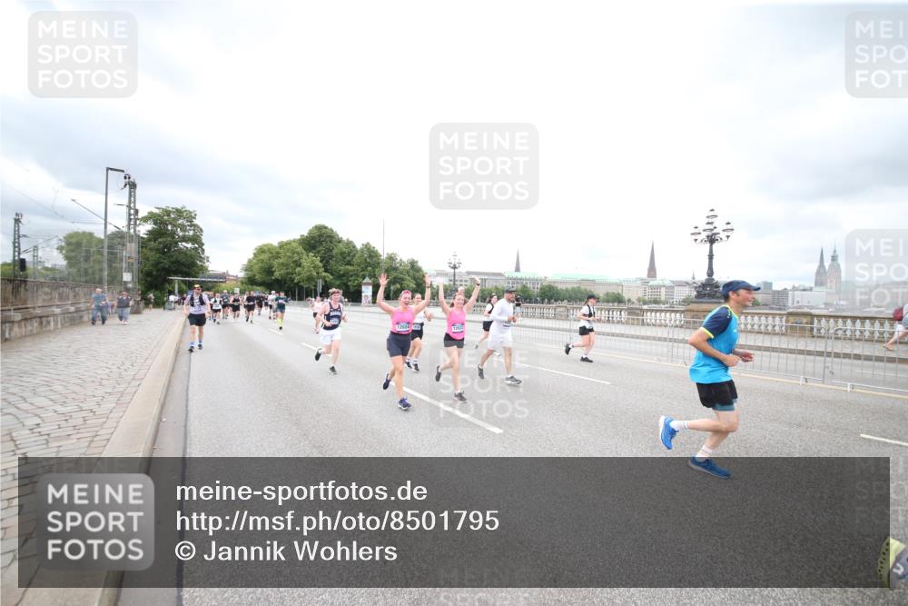 29.06.2025 - hella hamburg halbmarathon Jannik Wohlers http://msf.ph/oto/8501795 29.06.2025 10:58:07 Lombardsbrücke 1326, 1646, 1845, 2449, 3540, 3868, 4225, 5159, 5655, 5732, 5988, 6010, 6927, 7870, 7933, 7967, 8592, 8701, 9123, 9225, 9239, 9563, 9889, 9960, 10473, 10498, 11708, 12023, 12024, 12310, 12968, 13355, 13356, 13547, 13784, 13855, 14584, 14935, 15926, 16104, 16408, 16561, 16878, 16906, 16998, 17036, 17164, 17165, 17227, 17228, 17323, 17480, 17874, 18822, 19183 meine-sportfotos.de