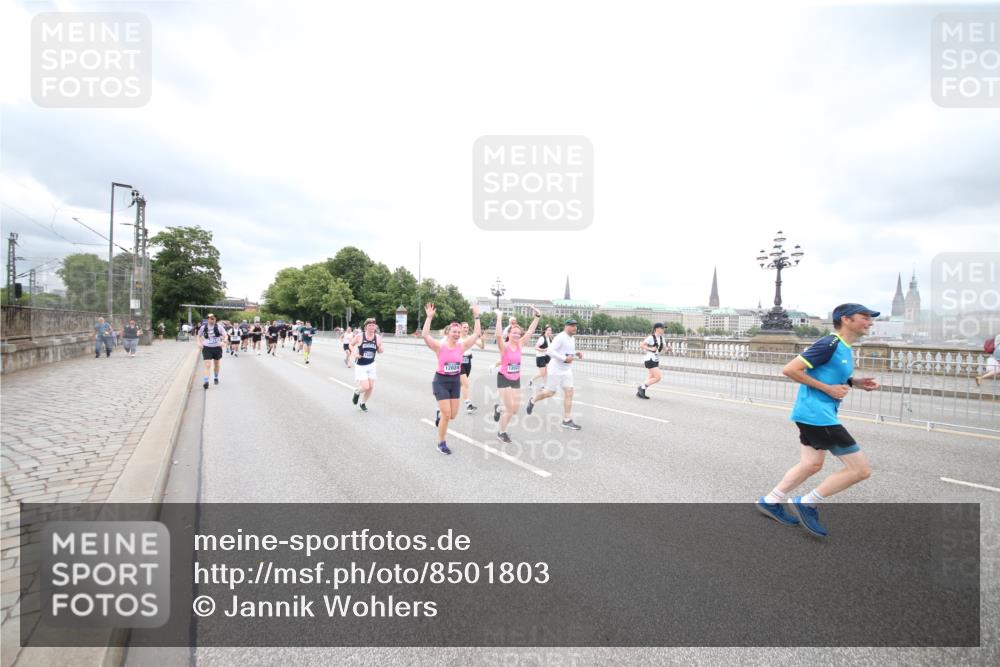 29.06.2025 - hella hamburg halbmarathon Jannik Wohlers http://msf.ph/oto/8501803 29.06.2025 10:58:07 Lombardsbrücke 1326, 1646, 1845, 2449, 3540, 3868, 4225, 5159, 5655, 5732, 5988, 6010, 6927, 7870, 7933, 7967, 8592, 8701, 9123, 9225, 9239, 9563, 9889, 9960, 10473, 10498, 11708, 12023, 12024, 12310, 12968, 13355, 13356, 13547, 13784, 13855, 14584, 14935, 15926, 16104, 16408, 16561, 16878, 16906, 16998, 17036, 17164, 17165, 17227, 17228, 17323, 17480, 17874, 18822, 19183 meine-sportfotos.de