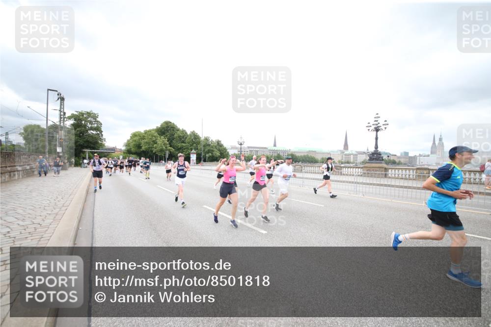 29.06.2025 - hella hamburg halbmarathon Jannik Wohlers http://msf.ph/oto/8501818 29.06.2025 10:58:07 Lombardsbrücke 1326, 1646, 1845, 2449, 3540, 3868, 4225, 5159, 5655, 5732, 5988, 6010, 6927, 7870, 7933, 7967, 8592, 8701, 9123, 9225, 9239, 9563, 9889, 9960, 10473, 10498, 11708, 12023, 12024, 12310, 12968, 13355, 13356, 13547, 13784, 13855, 14584, 14935, 15926, 16104, 16408, 16561, 16878, 16906, 16998, 17036, 17164, 17165, 17227, 17228, 17323, 17480, 17874, 18822, 19183 meine-sportfotos.de