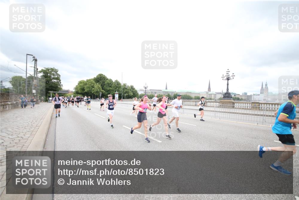 29.06.2025 - hella hamburg halbmarathon Jannik Wohlers http://msf.ph/oto/8501823 29.06.2025 10:58:07 Lombardsbrücke 1326, 1646, 1845, 2449, 3540, 3868, 4225, 5159, 5655, 5732, 5988, 6010, 6927, 7870, 7933, 7967, 8592, 8701, 9123, 9225, 9239, 9563, 9889, 9960, 10473, 10498, 11708, 12023, 12024, 12310, 12968, 13355, 13356, 13547, 13784, 13855, 14584, 14935, 15926, 16104, 16408, 16561, 16878, 16906, 16998, 17036, 17164, 17165, 17227, 17228, 17323, 17480, 17874, 18822, 19183 meine-sportfotos.de