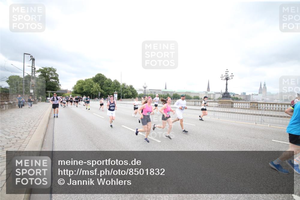 29.06.2025 - hella hamburg halbmarathon Jannik Wohlers http://msf.ph/oto/8501832 29.06.2025 10:58:07 Lombardsbrücke 1326, 1646, 1845, 2449, 3540, 3868, 4225, 5159, 5655, 5732, 5988, 6010, 6927, 7870, 7933, 7967, 8592, 8701, 9123, 9225, 9239, 9563, 9889, 9960, 10473, 10498, 11708, 12023, 12024, 12310, 12968, 13355, 13356, 13547, 13784, 13855, 14584, 14935, 15926, 16104, 16408, 16561, 16878, 16906, 16998, 17036, 17164, 17165, 17227, 17228, 17323, 17480, 17874, 18822, 19183 meine-sportfotos.de