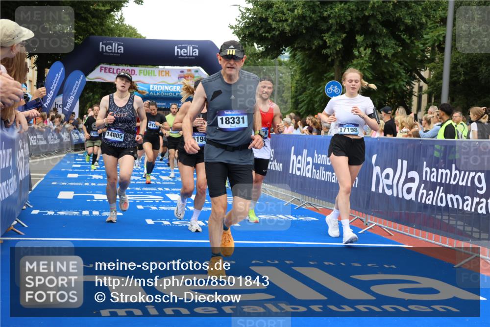 29.06.2025 - hella hamburg halbmarathon Strokosch-Dieckow http://msf.ph/oto/8501843 29.06.2025 10:52:45 Ziel 1257, 1258, 1657, 2287, 2346, 2444, 2814, 2910, 3999, 4557, 4558, 5077, 5116, 5169, 5194, 7475, 8172, 8720, 8955, 9065, 9163, 9869, 10115, 10811, 11217, 11459, 11992, 12482, 14122, 14198, 14286, 14805, 16467, 17198, 18331, 19244 meine-sportfotos.de