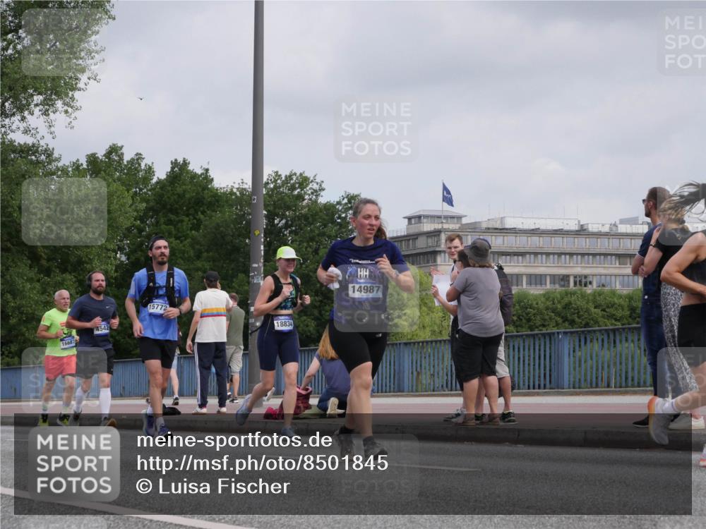 29.06.2025 - hella hamburg halbmarathon Luisa Fischer http://msf.ph/oto/8501845 29.06.2025 10:09:18 Kennedybrücke 15772, 4542, 16687, 18834, 14987, 1830, 2471, 2624, 3062, 4542, 6014, 7741, 8290, 8744, 10214, 10781 meine-sportfotos.de