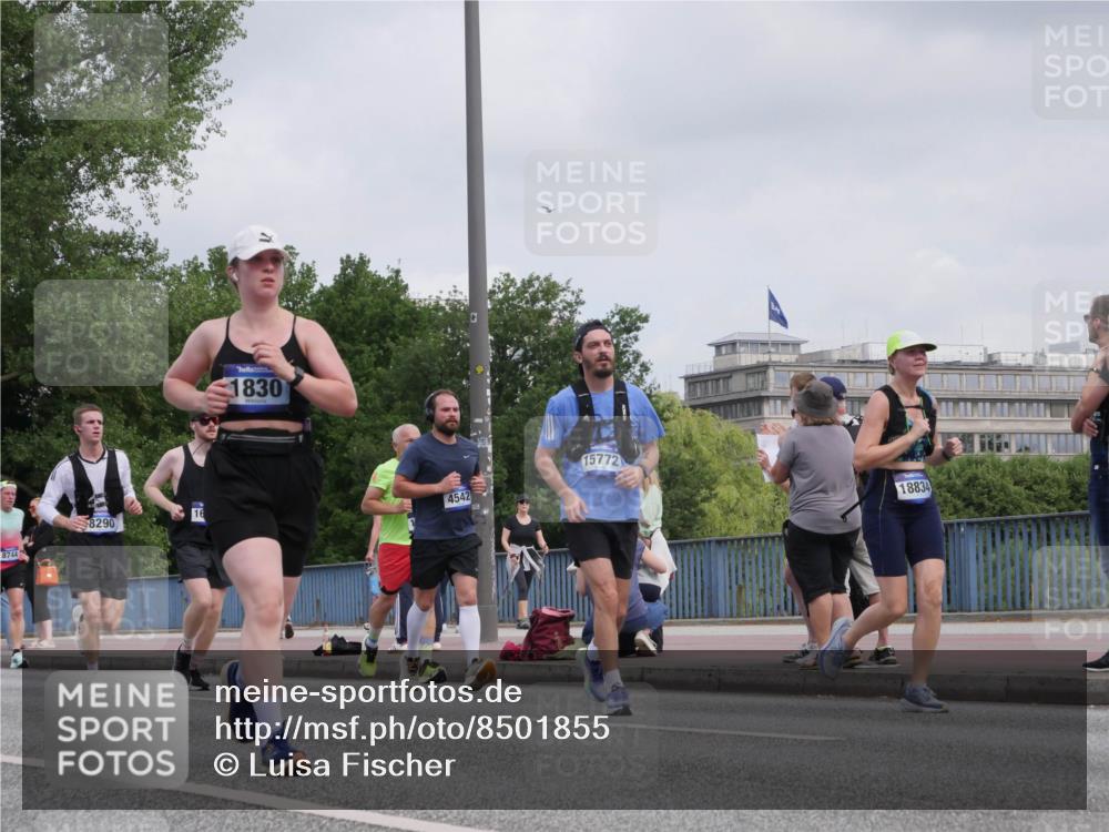 29.06.2025 - hella hamburg halbmarathon Luisa Fischer http://msf.ph/oto/8501855 29.06.2025 10:09:19 Kennedybrücke 16, 8290, 8744, 1830, 4542, 15772, 18834, 1830, 2471, 2624, 4542, 5431, 6014, 7741, 8290, 8744, 10214, 10781 meine-sportfotos.de