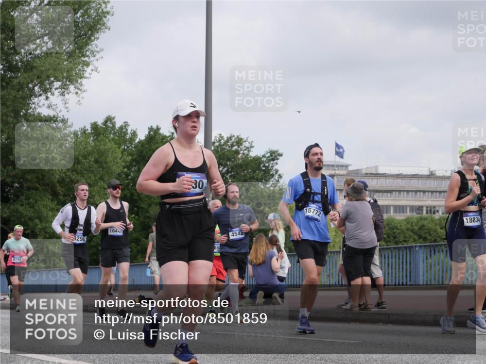 29.06.2025 - hella hamburg halbmarathon Luisa Fischer http://msf.ph/oto/8501859 29.06.2025 10:09:20 Kennedybrücke 8744, 3290, 16441, 30, 66, 4542, 15772, 18834, 1830, 2471, 2624, 4542, 5431, 6014, 7741, 8290, 8744, 10214, 10781 meine-sportfotos.de
