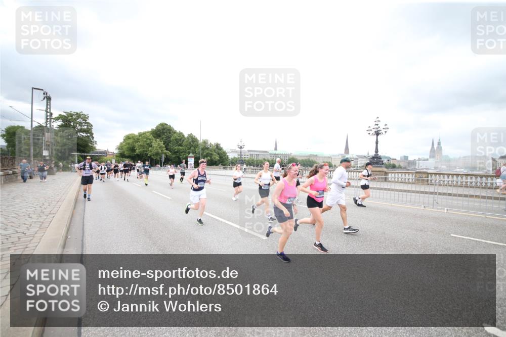 29.06.2025 - hella hamburg halbmarathon Jannik Wohlers http://msf.ph/oto/8501864 29.06.2025 10:58:07 Lombardsbrücke 1326, 1646, 1845, 2449, 3540, 3868, 4225, 5159, 5655, 5732, 5988, 6010, 6927, 7870, 7933, 7967, 8592, 8701, 9123, 9225, 9239, 9563, 9889, 9960, 10473, 10498, 11708, 12023, 12024, 12310, 12968, 13355, 13356, 13547, 13784, 13855, 14584, 14935, 15926, 16104, 16408, 16561, 16878, 16906, 16998, 17036, 17164, 17165, 17227, 17228, 17323, 17480, 17874, 18822, 19183 meine-sportfotos.de