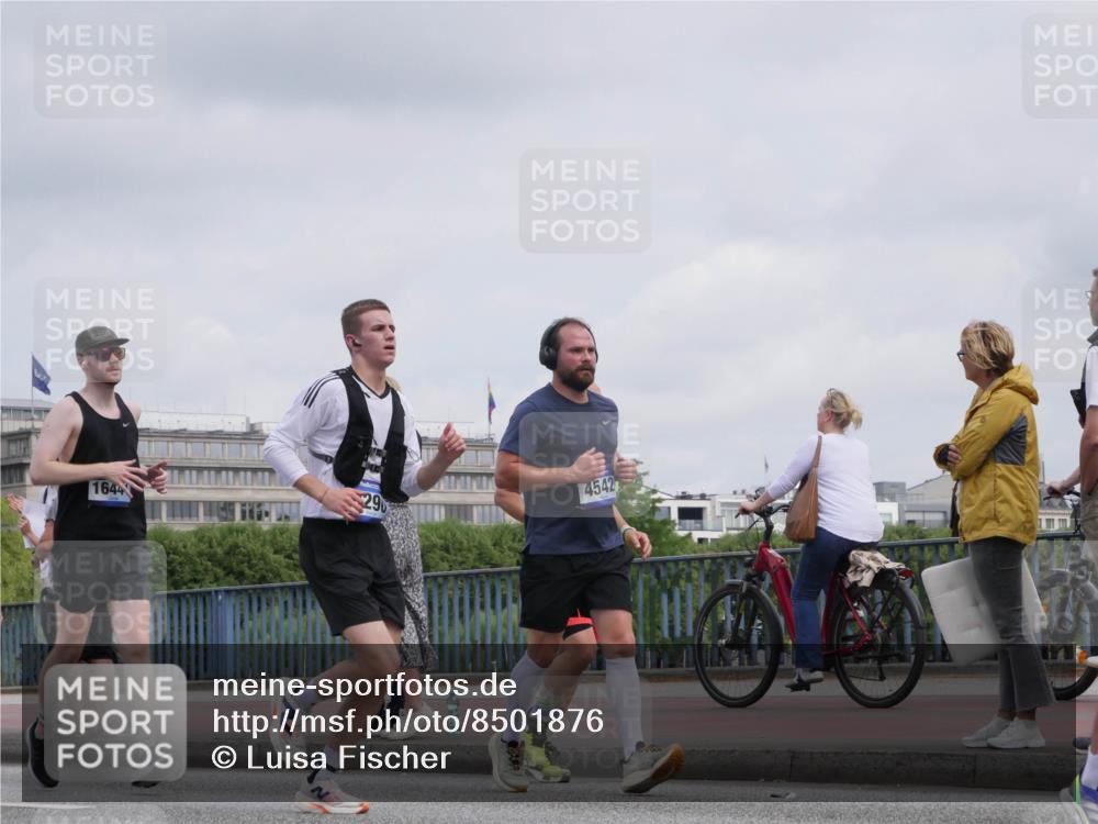 29.06.2025 - hella hamburg halbmarathon Luisa Fischer http://msf.ph/oto/8501876 29.06.2025 10:09:22 Kennedybrücke 1644, 29, 4542, 1830, 4542, 5431, 8290, 8744, 10214, 10781 meine-sportfotos.de