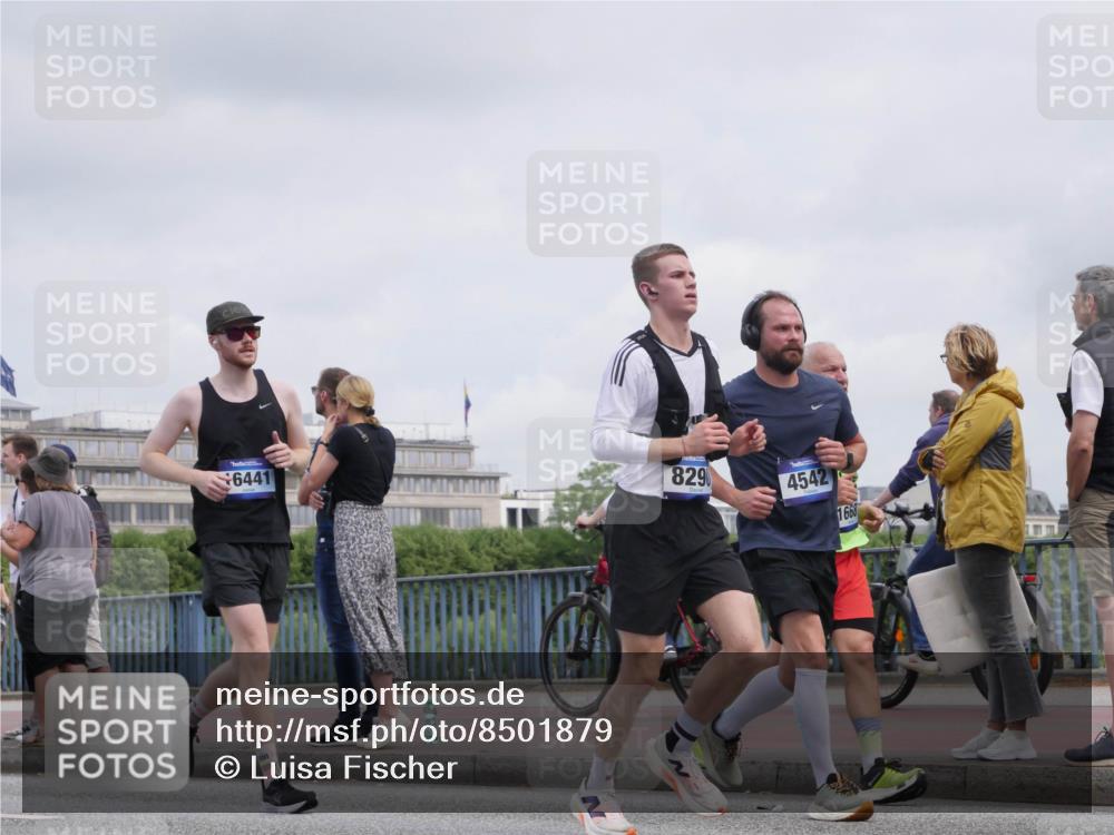 29.06.2025 - hella hamburg halbmarathon Luisa Fischer http://msf.ph/oto/8501879 29.06.2025 10:09:23 Kennedybrücke 6441, 829, 4542, 1668, 1830, 4542, 5431, 8290, 8744, 10214 meine-sportfotos.de