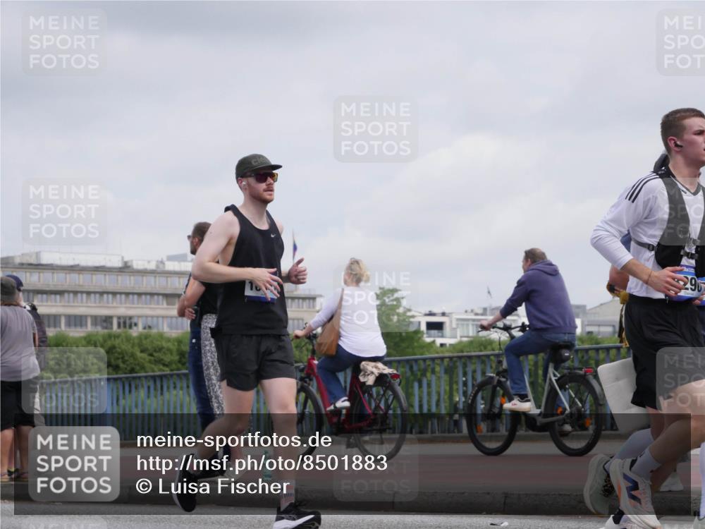 29.06.2025 - hella hamburg halbmarathon Luisa Fischer http://msf.ph/oto/8501883 29.06.2025 10:09:23 Kennedybrücke 295, 1830, 4542, 5431, 8290, 8744, 10214 meine-sportfotos.de