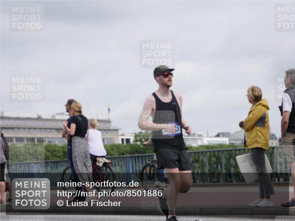 29.06.2025 - hella hamburg halbmarathon Luisa Fischer http://msf.ph/oto/8501886 29.06.2025 10:09:24 Kennedybrücke 1830, 1936, 4542, 5431, 8290, 8744, 10214 meine-sportfotos.de