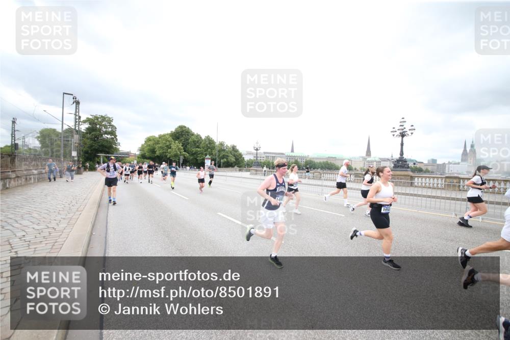 29.06.2025 - hella hamburg halbmarathon Jannik Wohlers http://msf.ph/oto/8501891 29.06.2025 10:58:08 Lombardsbrücke 1326, 1365, 1514, 1646, 1845, 2449, 3540, 3868, 4225, 5159, 5655, 5732, 5988, 6010, 6554, 6927, 7095, 7096, 7870, 7933, 7967, 8592, 8701, 9123, 9225, 9239, 9563, 9889, 9960, 10026, 10473, 10498, 11708, 12023, 12024, 12310, 12968, 13547, 13784, 13855, 14584, 14935, 15926, 16104, 16408, 16561, 16878, 16906, 16998, 17036, 17164, 17165, 17227, 17228, 17323, 17480, 17874, 18822, 19183 meine-sportfotos.de