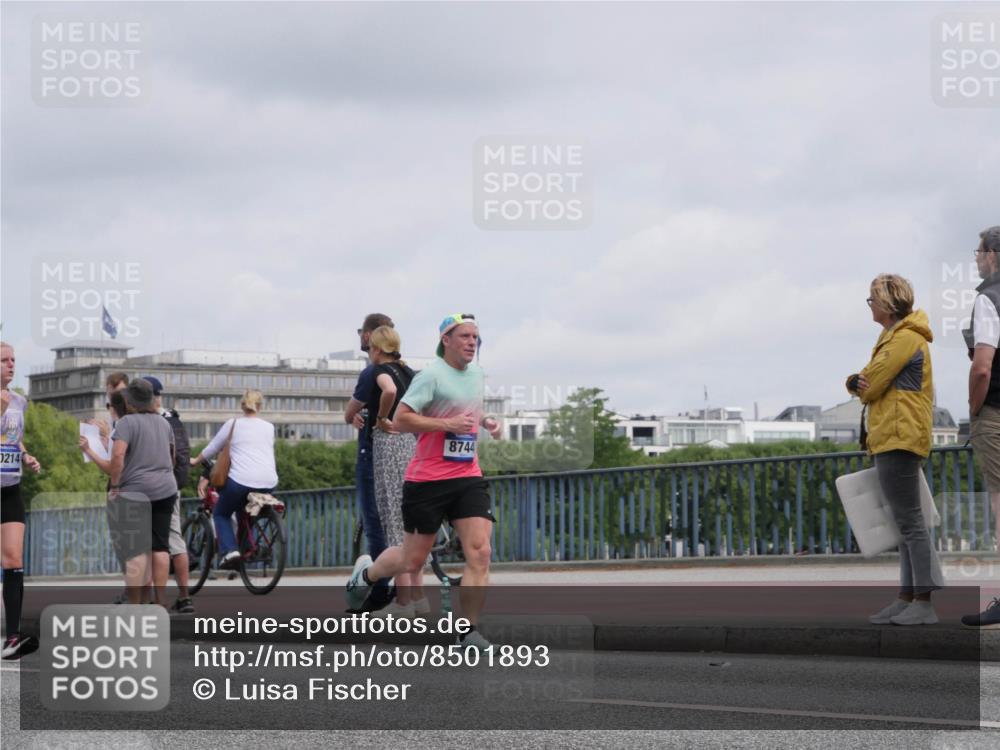 29.06.2025 - hella hamburg halbmarathon Luisa Fischer http://msf.ph/oto/8501893 29.06.2025 10:09:25 Kennedybrücke 214, 8744, 1830, 1936, 4542, 5431, 8290, 8744, 10214 meine-sportfotos.de