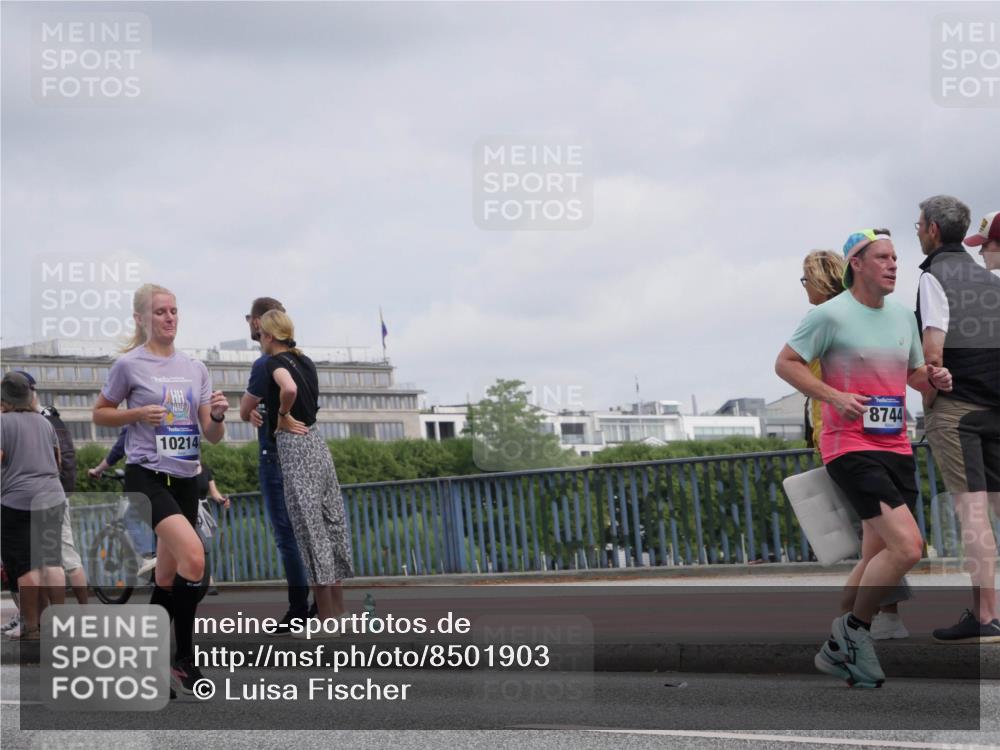29.06.2025 - hella hamburg halbmarathon Luisa Fischer http://msf.ph/oto/8501903 29.06.2025 10:09:25 Kennedybrücke 10214, 8744, 1830, 1936, 4542, 5431, 8290, 8744, 10214 meine-sportfotos.de