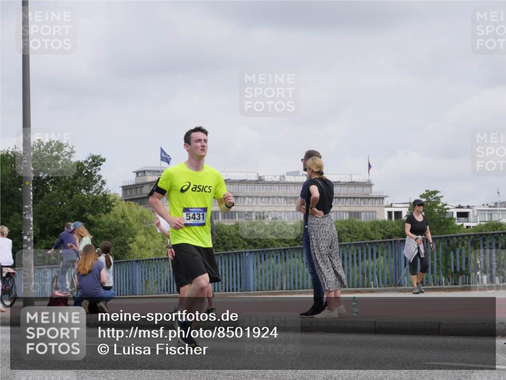 29.06.2025 - hella hamburg halbmarathon Luisa Fischer http://msf.ph/oto/8501924 29.06.2025 10:09:28 Kennedybrücke 5431, 1766, 1936, 5431, 8744, 10214 meine-sportfotos.de