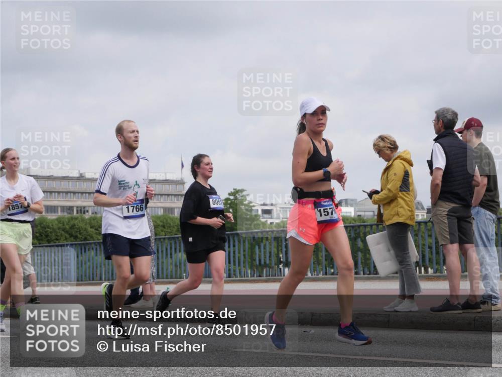 29.06.2025 - hella hamburg halbmarathon Luisa Fischer http://msf.ph/oto/8501957 29.06.2025 10:09:36 Kennedybrücke 1857, 1766, 8051, 157, 1766, 1936, 1981, 4666, 8051, 10736, 10886 meine-sportfotos.de