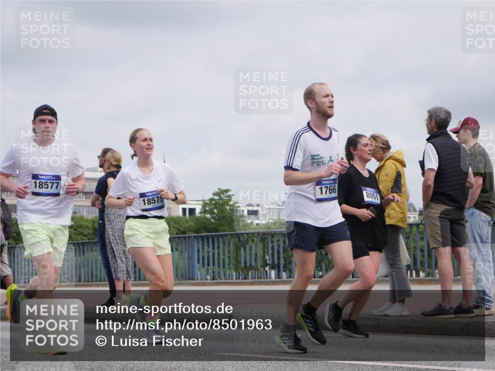 29.06.2025 - hella hamburg halbmarathon Luisa Fischer http://msf.ph/oto/8501963 29.06.2025 10:09:37 Kennedybrücke 18577, 18575, 25, 196, 1766, 8051, 1766, 1936, 1981, 4666, 8051, 10736, 10886 meine-sportfotos.de