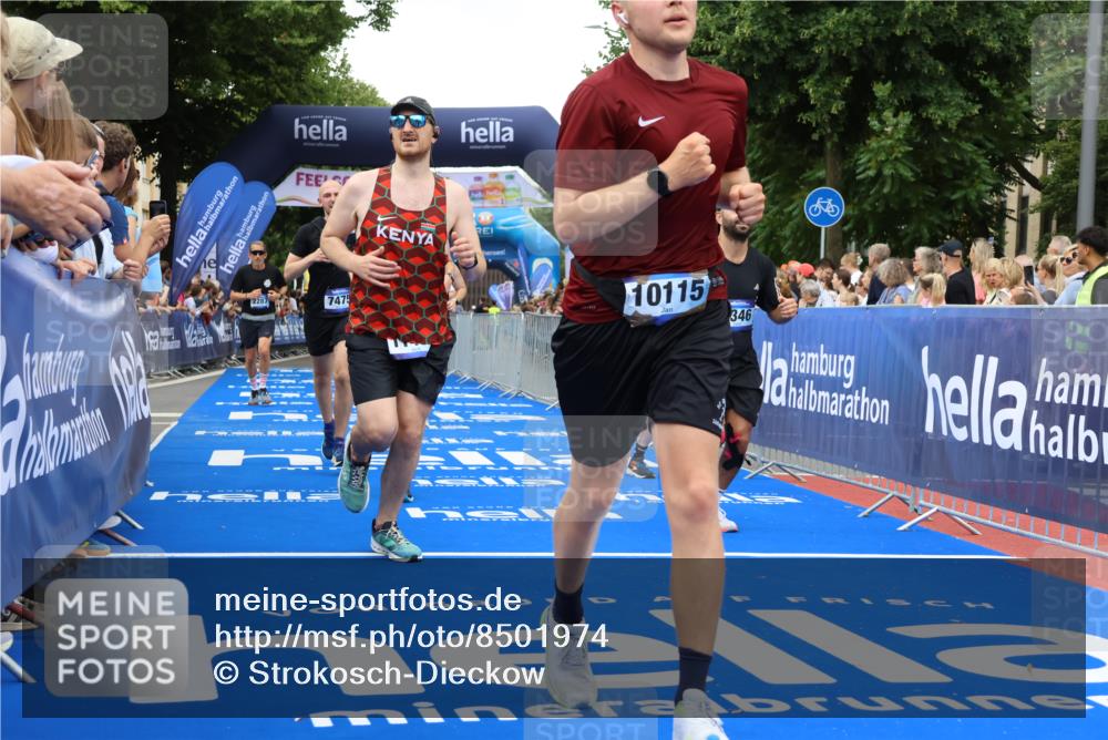 29.06.2025 - hella hamburg halbmarathon Strokosch-Dieckow http://msf.ph/oto/8501974 29.06.2025 10:52:39 Ziel 2287, 2346, 2670, 3952, 3999, 5116, 5169, 5194, 6561, 6562, 7475, 8172, 9739, 9869, 10115, 11459, 11689, 12450, 12482, 13051, 13301, 14122, 14805, 15001, 16467, 17198, 18331, 18982, 19244 meine-sportfotos.de