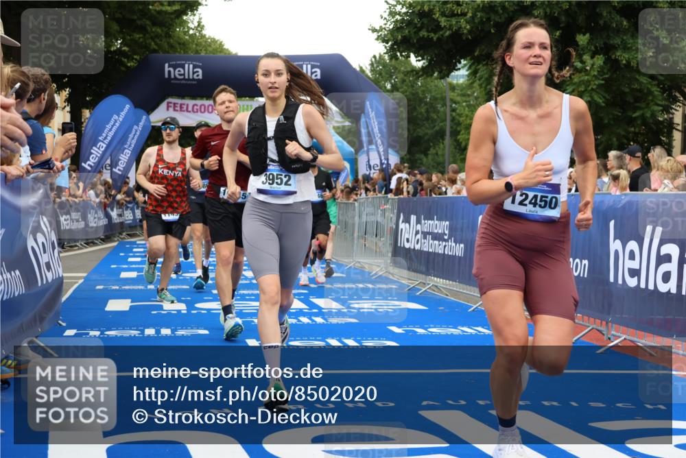 29.06.2025 - hella hamburg halbmarathon Strokosch-Dieckow http://msf.ph/oto/8502020 29.06.2025 10:52:38 Ziel 2287, 2346, 2670, 3952, 3999, 5116, 5194, 6561, 6562, 7475, 9739, 9869, 10115, 11459, 11689, 12450, 12482, 13051, 13301, 14122, 14805, 15001, 16467, 18331, 18982, 19244 meine-sportfotos.de