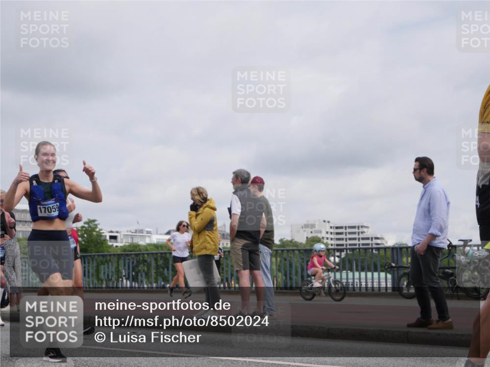 29.06.2025 - hella hamburg halbmarathon Luisa Fischer http://msf.ph/oto/8502024 29.06.2025 10:09:47 Kennedybrücke 17059, 4550, 5951, 6572, 8960, 10297, 10736, 10886 meine-sportfotos.de