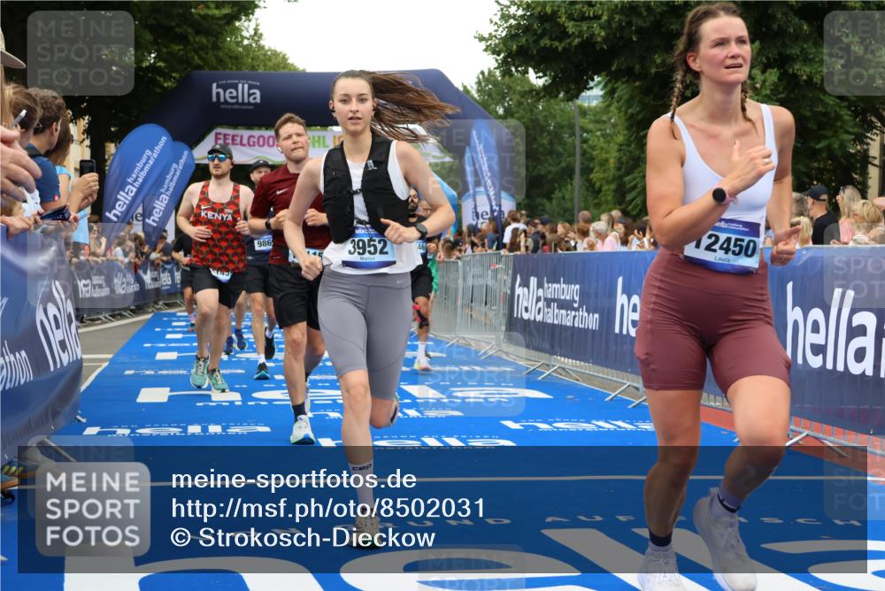 29.06.2025 - hella hamburg halbmarathon Strokosch-Dieckow http://msf.ph/oto/8502031 29.06.2025 10:52:38 Ziel 2287, 2346, 2670, 3952, 3999, 5116, 5194, 6561, 6562, 7475, 9739, 9869, 10115, 11459, 11689, 12450, 12482, 13051, 13301, 14122, 14805, 15001, 16467, 18331, 18982, 19244 meine-sportfotos.de