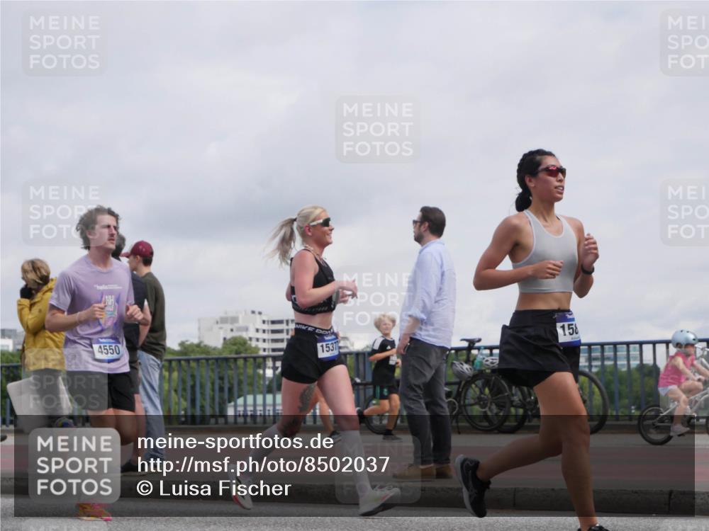 29.06.2025 - hella hamburg halbmarathon Luisa Fischer http://msf.ph/oto/8502037 29.06.2025 10:09:49 Kennedybrücke 4550, 1537, 158, 1245, 4550, 5951, 6572, 8960, 10297 meine-sportfotos.de