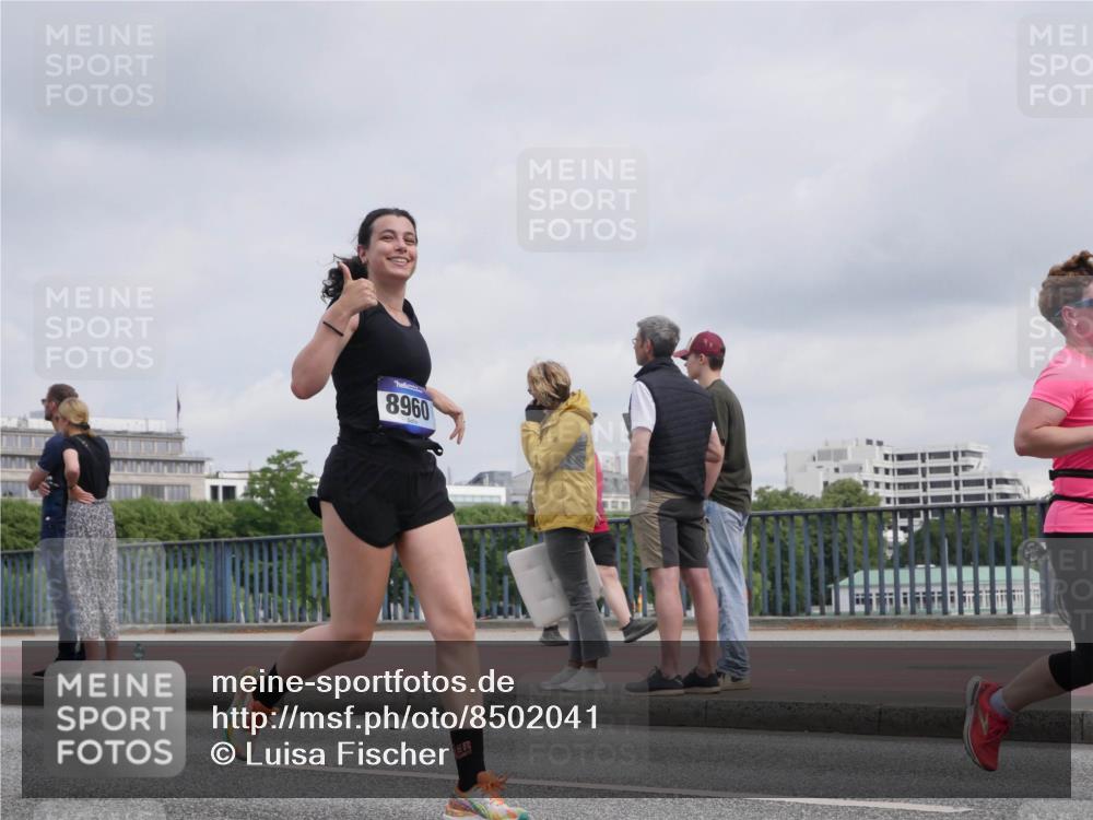 29.06.2025 - hella hamburg halbmarathon Luisa Fischer http://msf.ph/oto/8502041 29.06.2025 10:09:50 Kennedybrücke 8960, 1245, 4550, 5951, 6572, 8960, 10297 meine-sportfotos.de