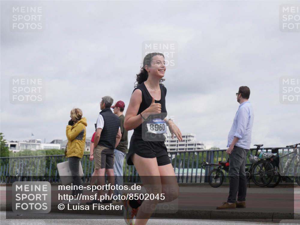 29.06.2025 - hella hamburg halbmarathon Luisa Fischer http://msf.ph/oto/8502045 29.06.2025 10:09:50 Kennedybrücke 8960, 1245, 4550, 5951, 6572, 8960, 10297 meine-sportfotos.de