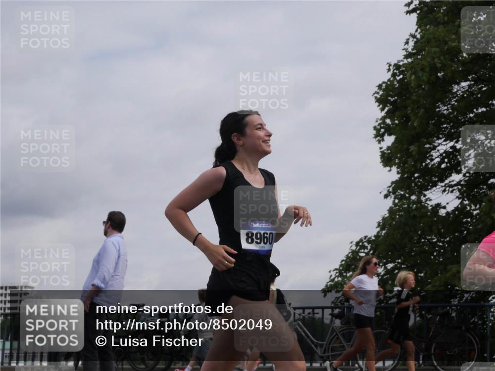 29.06.2025 - hella hamburg halbmarathon Luisa Fischer http://msf.ph/oto/8502049 29.06.2025 10:09:51 Kennedybrücke 8960, 1245, 4550, 5951, 6572, 8960, 9560, 10297 meine-sportfotos.de