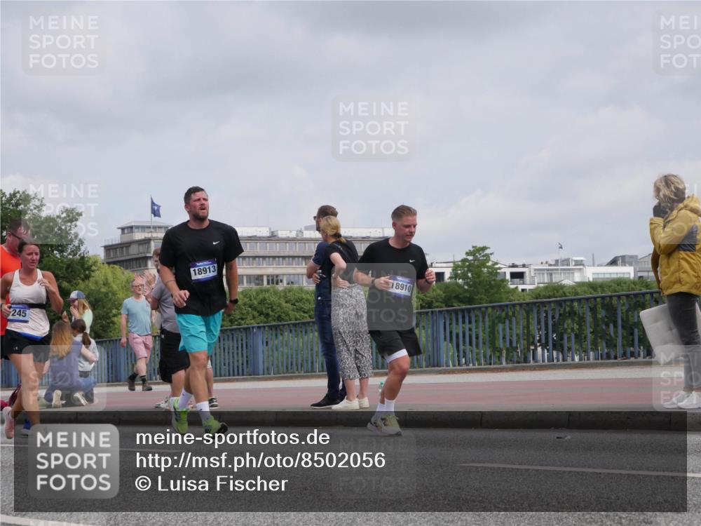 29.06.2025 - hella hamburg halbmarathon Luisa Fischer http://msf.ph/oto/8502056 29.06.2025 10:09:54 Kennedybrücke 245, 18913, 18910, 1245, 6314, 6572, 6664, 9560, 10212, 10297 meine-sportfotos.de