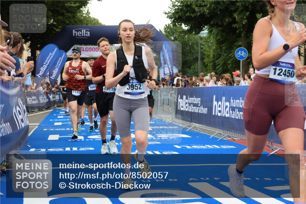 29.06.2025 - hella hamburg halbmarathon Strokosch-Dieckow http://msf.ph/oto/8502057 29.06.2025 10:52:38 Ziel 2287, 2346, 2670, 3952, 3999, 5116, 5194, 6561, 6562, 7475, 9739, 9869, 10115, 11459, 11689, 12450, 12482, 13051, 13301, 14122, 14805, 15001, 16467, 18331, 18982, 19244 meine-sportfotos.de