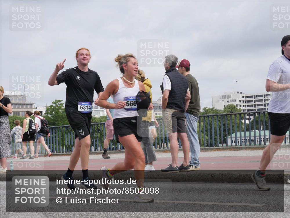 29.06.2025 - hella hamburg halbmarathon Luisa Fischer http://msf.ph/oto/8502098 29.06.2025 10:10:01 Kennedybrücke 6314, 666, 1245, 6314, 6664, 9560, 10212 meine-sportfotos.de
