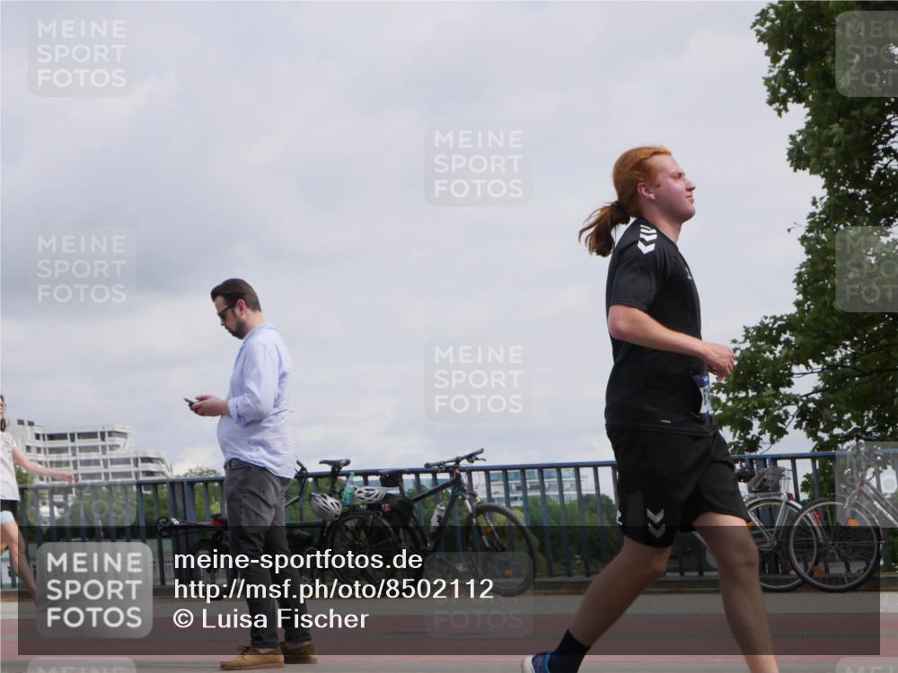 29.06.2025 - hella hamburg halbmarathon Luisa Fischer http://msf.ph/oto/8502112 29.06.2025 10:10:03 Kennedybrücke 6314, 6664, 9560, 10212 meine-sportfotos.de