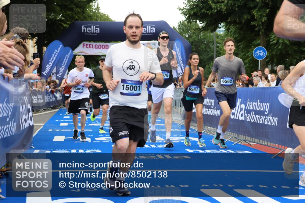 29.06.2025 - hella hamburg halbmarathon Strokosch-Dieckow http://msf.ph/oto/8502138 29.06.2025 10:52:34 Ziel 2346, 2670, 3715, 3952, 5116, 6561, 6562, 7178, 7232, 7475, 9145, 9739, 9869, 10115, 11459, 11689, 11791, 12450, 13051, 13301, 14122, 14561, 15001, 15980, 18982 meine-sportfotos.de