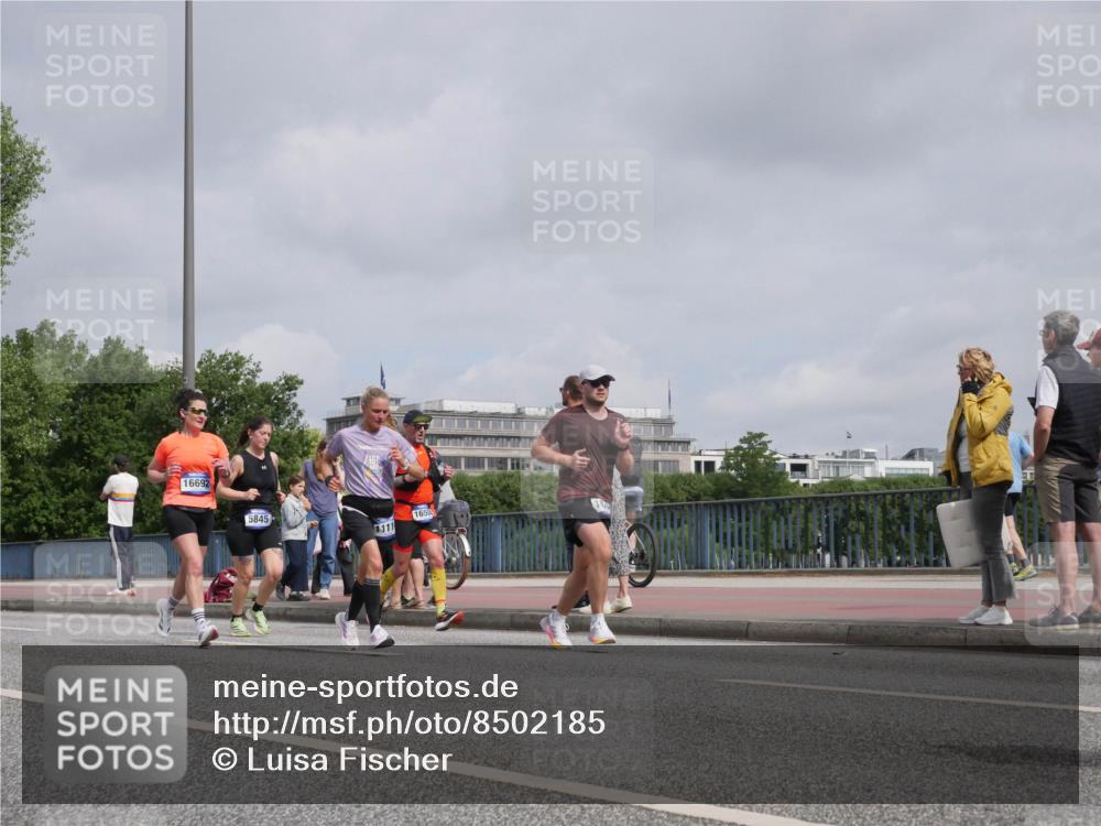 29.06.2025 - hella hamburg halbmarathon Luisa Fischer http://msf.ph/oto/8502185 29.06.2025 10:10:23 Kennedybrücke 16692, 5845, 1111, 165, 5287, 5807, 5845, 5926, 6517, 7503, 10283, 10703 meine-sportfotos.de