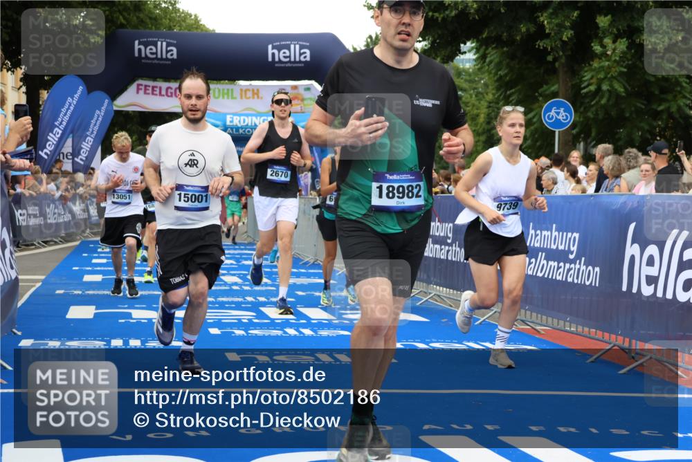 29.06.2025 - hella hamburg halbmarathon Strokosch-Dieckow http://msf.ph/oto/8502186 29.06.2025 10:52:33 Ziel 2346, 2670, 3715, 3952, 6561, 6562, 7178, 7232, 7475, 8371, 8661, 9145, 9739, 10115, 11459, 11689, 11791, 12450, 13051, 13301, 14122, 14561, 15001, 15980, 18982 meine-sportfotos.de
