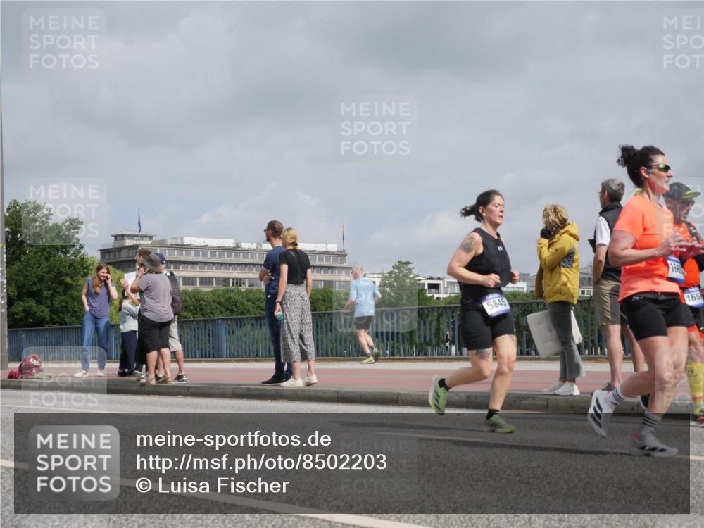 29.06.2025 - hella hamburg halbmarathon Luisa Fischer http://msf.ph/oto/8502203 29.06.2025 10:10:25 Kennedybrücke 5845, 165, 5845, 5926, 6517, 7503, 10283, 10700, 10703 meine-sportfotos.de