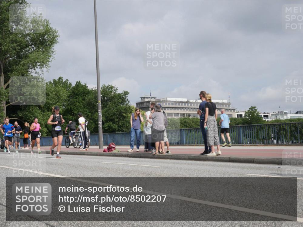 29.06.2025 - hella hamburg halbmarathon Luisa Fischer http://msf.ph/oto/8502207 29.06.2025 10:10:26 Kennedybrücke 10283, 5845, 5926, 6517, 7503, 8585, 10283, 10700, 10703 meine-sportfotos.de