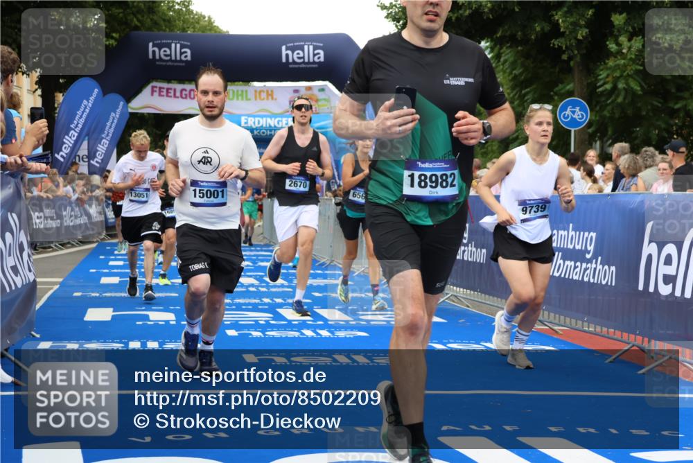 29.06.2025 - hella hamburg halbmarathon Strokosch-Dieckow http://msf.ph/oto/8502209 29.06.2025 10:52:33 Ziel 2346, 2670, 3715, 3952, 6561, 6562, 7178, 7232, 7475, 8371, 8661, 9145, 9739, 10115, 11459, 11689, 11791, 12450, 13051, 13301, 14122, 14561, 15001, 15980, 18982 meine-sportfotos.de
