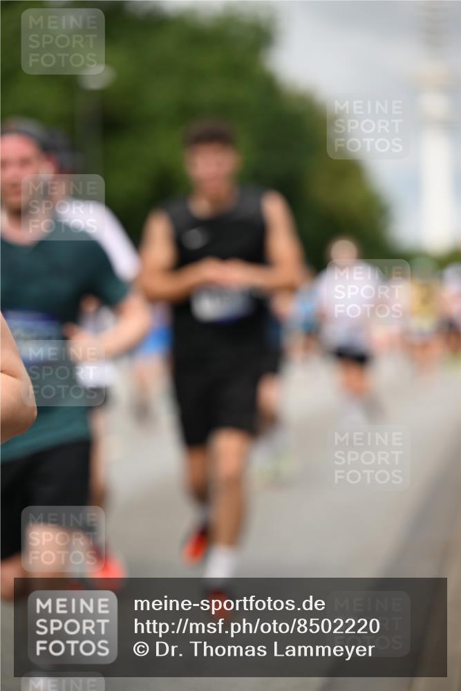 29.06.2025 - hella hamburg halbmarathon Dr. Thomas Lammeyer http://msf.ph/oto/8502220 29.06.2025 10:25:29 Kennedybrücke 1028, 1266, 1658, 2271, 2383, 2635, 2956, 3122, 3247, 3434, 3813, 4350, 4786, 5041, 5061, 5373, 5395, 5625, 5767, 5957, 7018, 7228, 7522, 7553, 7608, 7781, 8095, 8726, 8844, 9100, 9108, 9501, 9624, 10050, 10602, 10874 meine-sportfotos.de